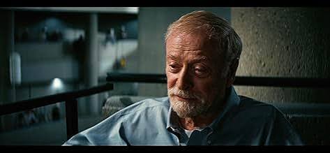 Profesör Brand (Michael Caine)